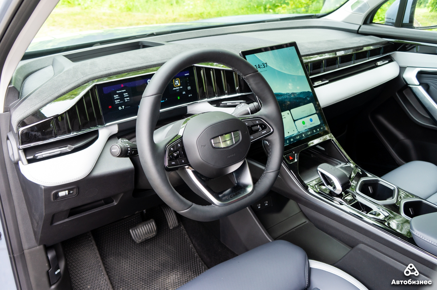 Дайте две! Тест-драйв нового Geely Atlas