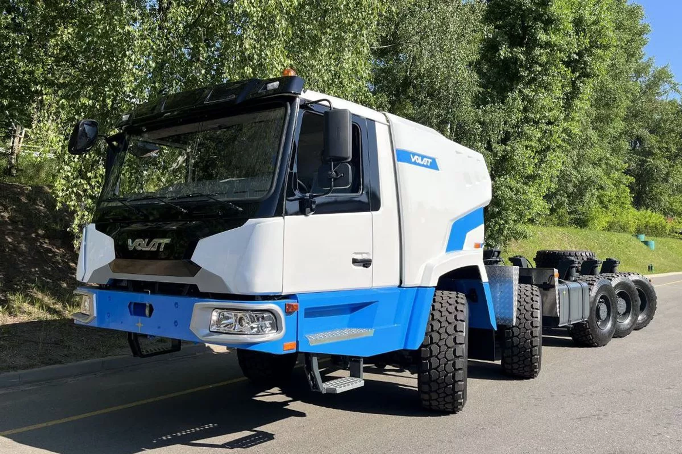 МЗКТ отгрузил в Россию новое спецшасси под монтаж 100-тонного автокрана