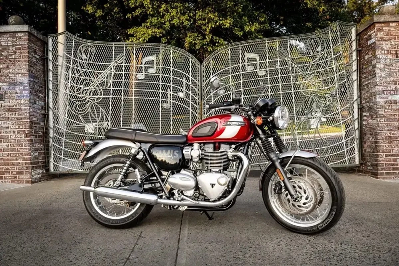 Triumph посвятил малую серию Bonneville T120 Элвису Пресли