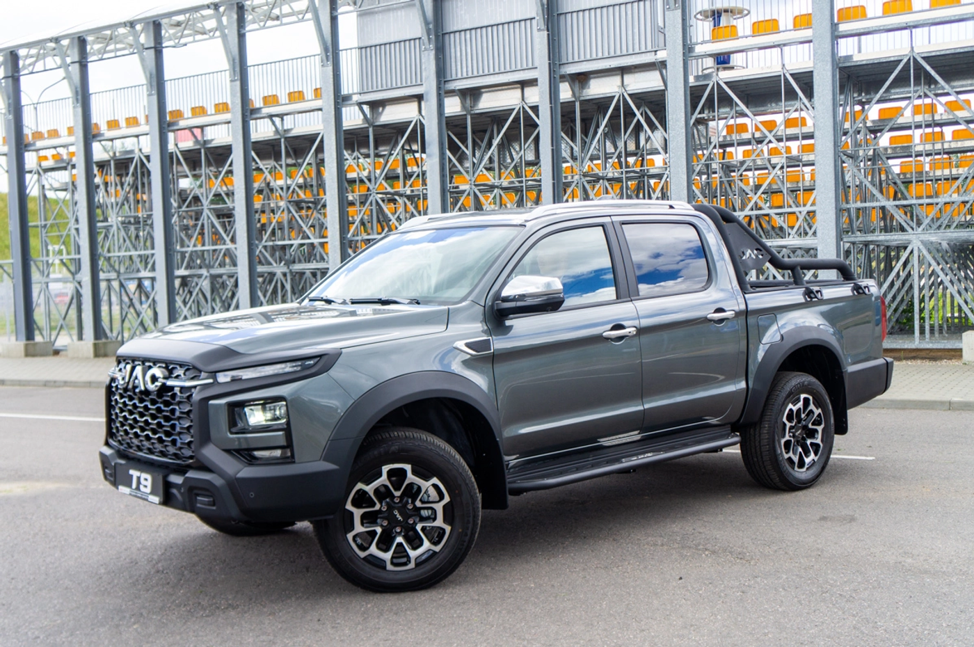 Автомат и больше комфорта: в Минске представили пикап JAC T9