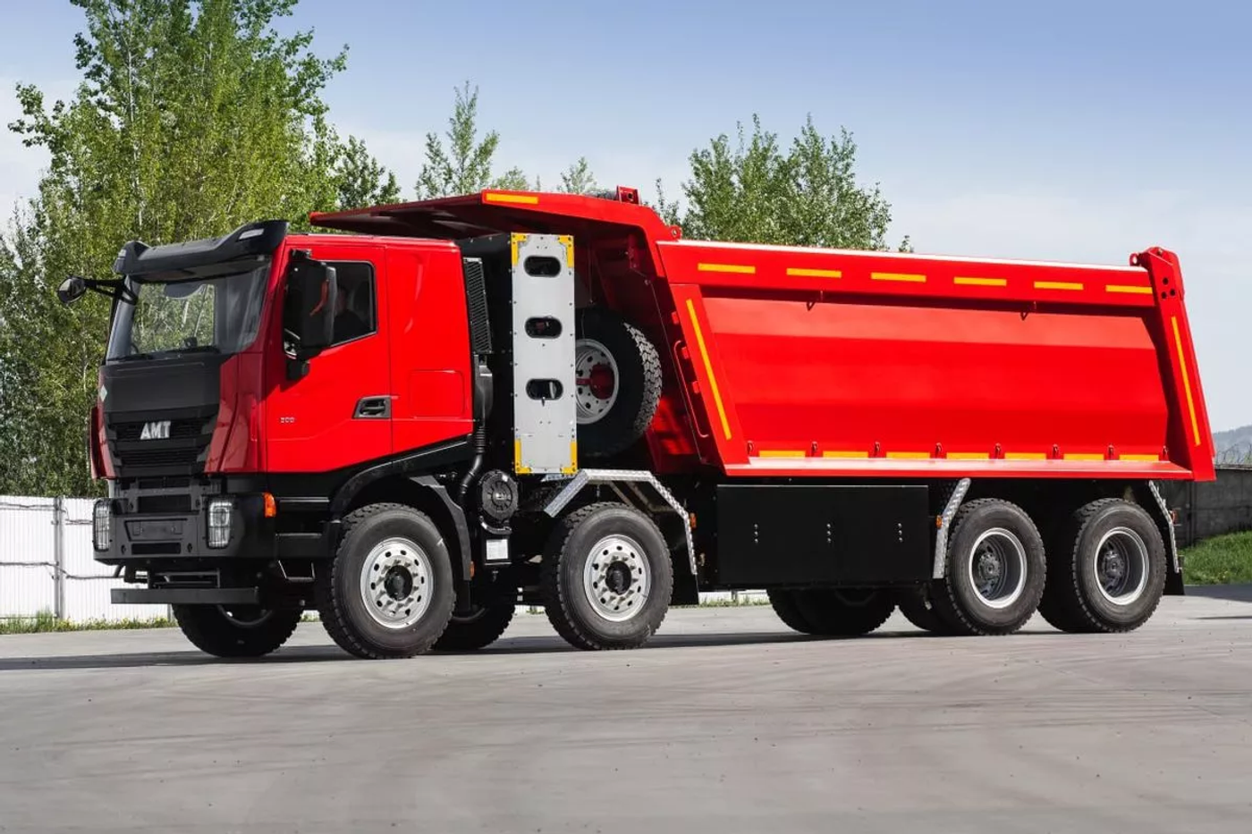 Тяжелый газовый самосвал АМТ Н.В. 758901CNG из Миасса берет на борт 30 тонн
