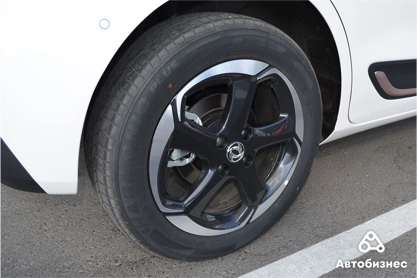 на Dongfeng BOX установлены шины типоразмера 215/55 R17
