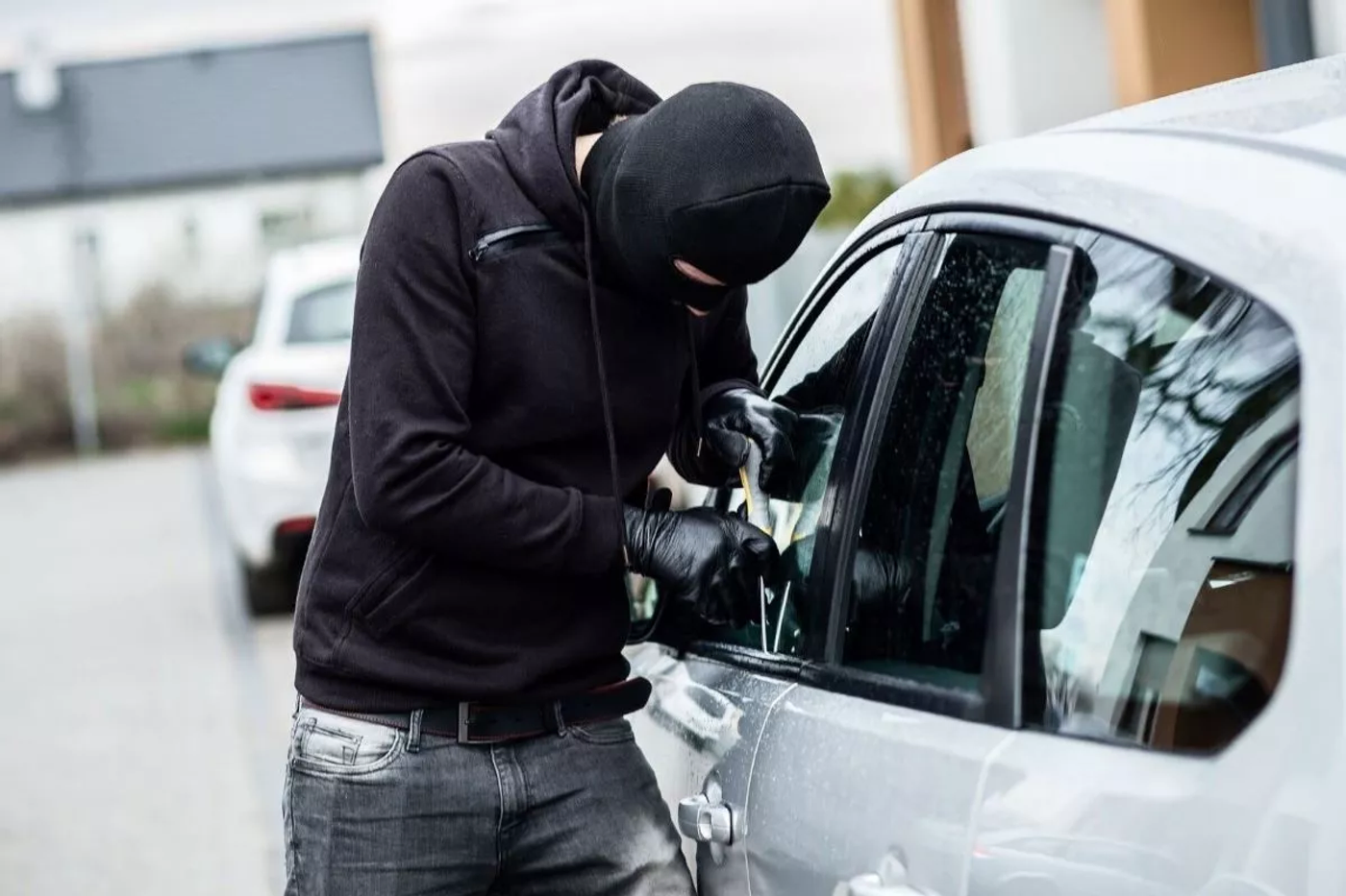 Угнали машину, а транспортный налог все равно плати. Как решить проблему