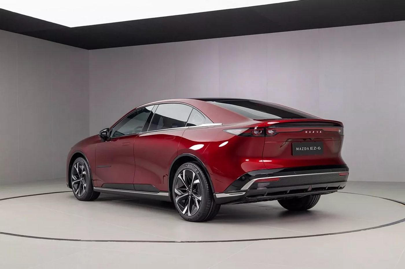Новый автомобиль Mazda EZ-6В получил гибридную версию с запасом хода в 1000 км