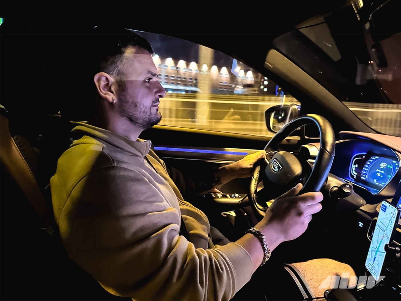«Ничего не жмет и не мешает»: актеры театра – о BelGee X50