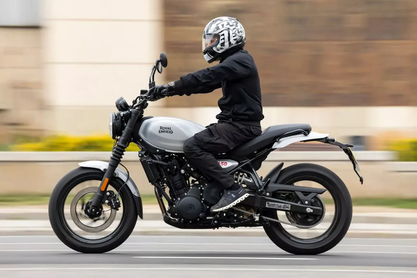 Royal Enfield выпустила родстер Guerrilla 450