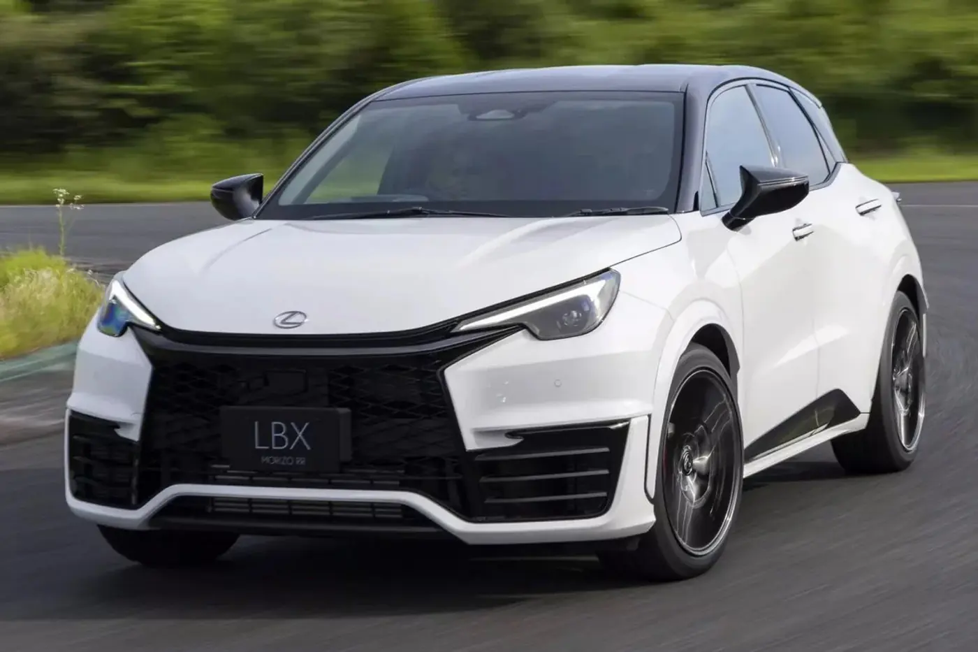 Маленький паркетник Lexus LBX получил «драйверскую» версию Morizo RR