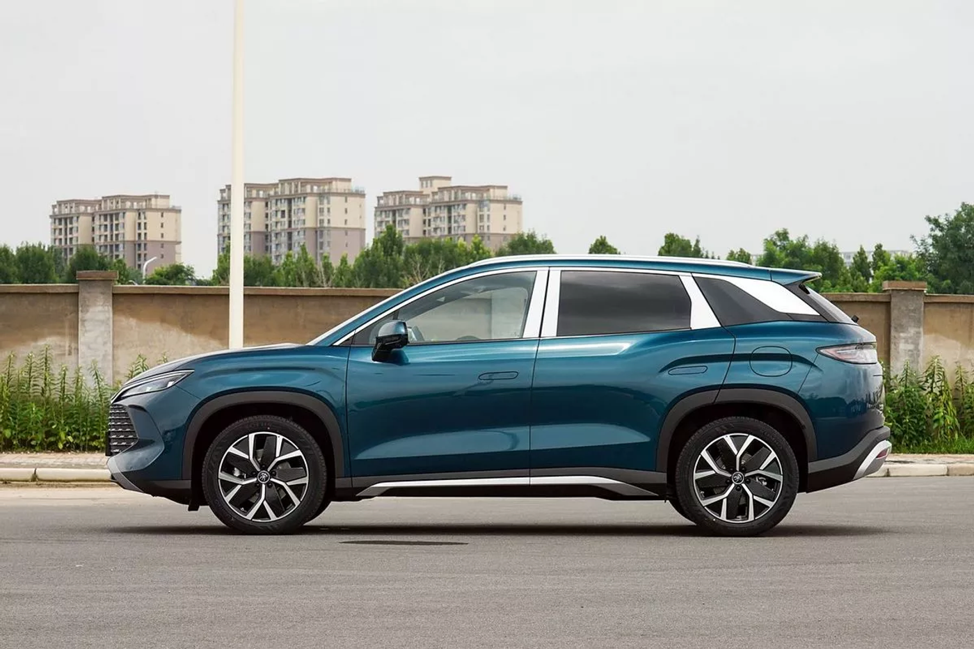 BYD представила гибрид Song L DM-i 2025 с автономностью на электротяге до 160 км