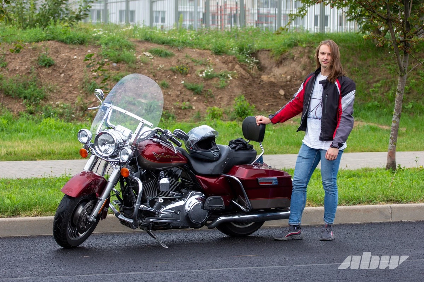 «Этот мотоцикл – большая мамочка»: история покупки Harley Davidson Road King из США