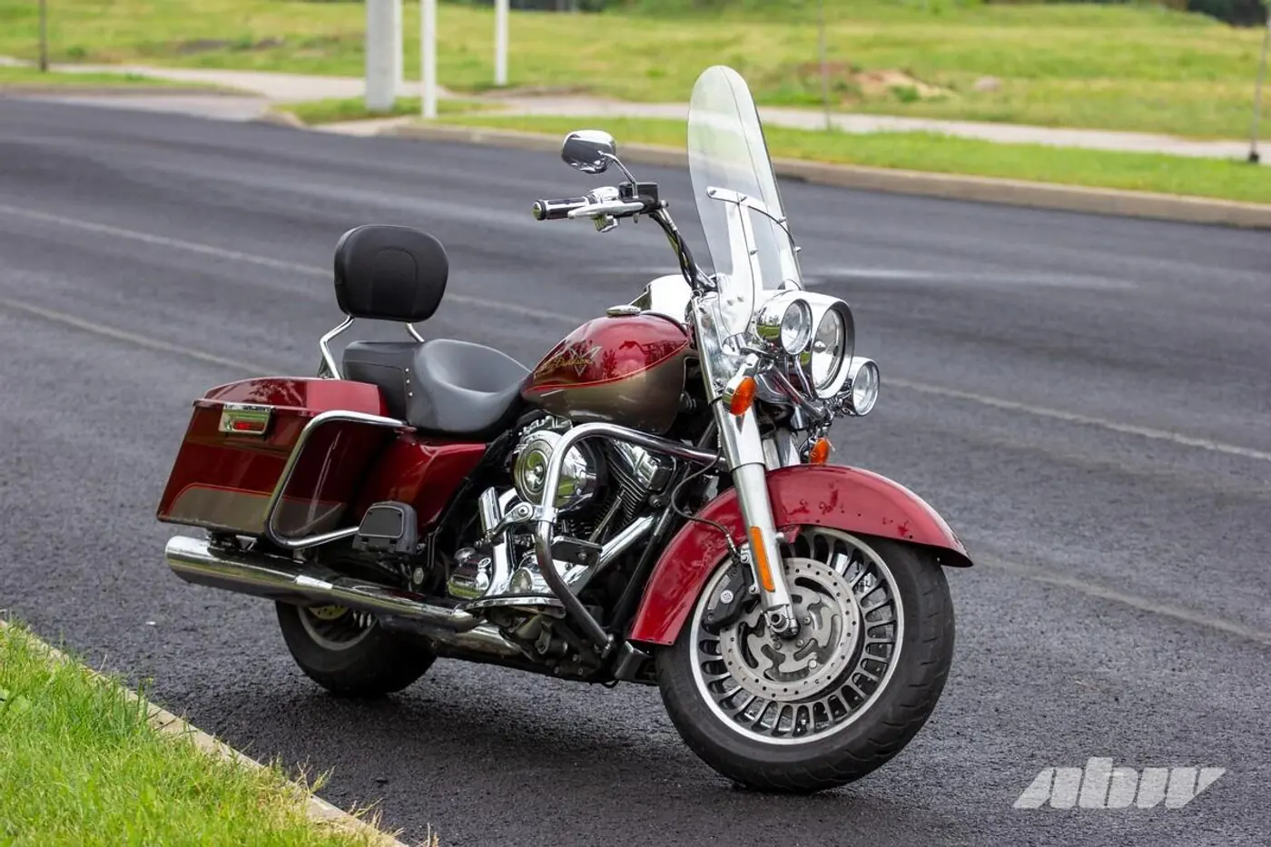 «Этот мотоцикл – большая мамочка»: история покупки Harley Davidson Road King из США