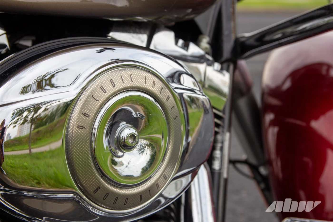 «Этот мотоцикл – большая мамочка»: история покупки Harley Davidson Road King из США
