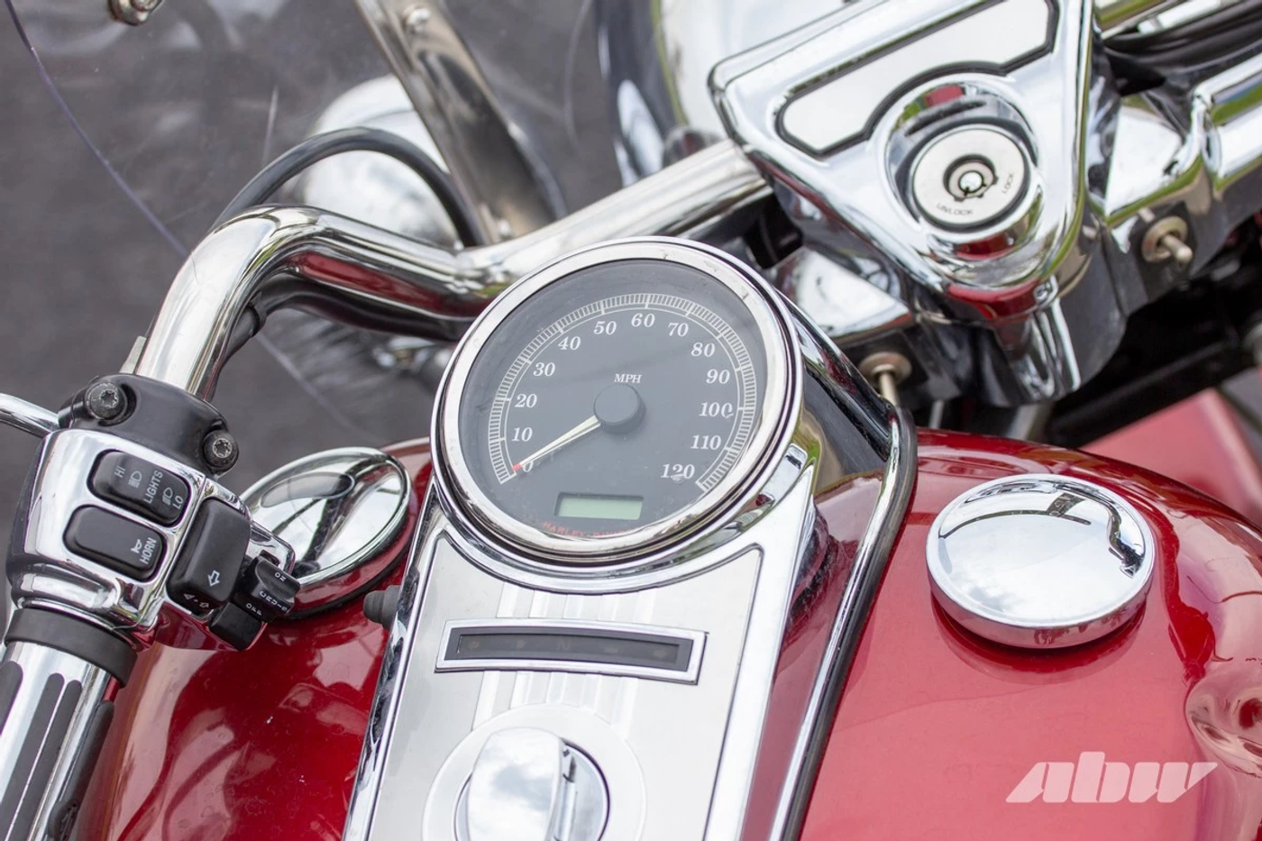 «Этот мотоцикл – большая мамочка»: история покупки Harley Davidson Road King из США