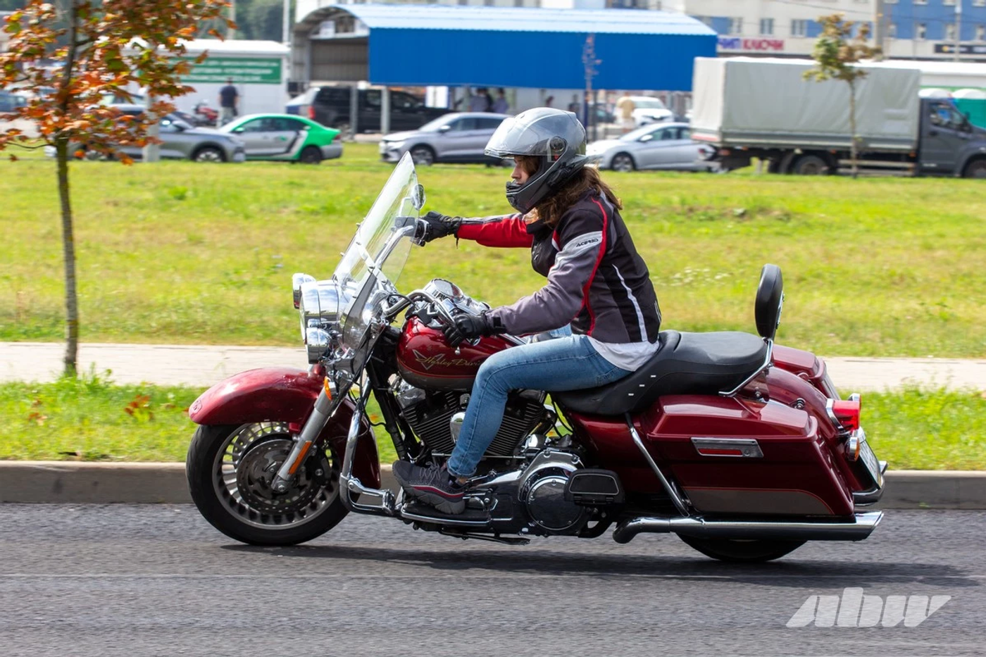 «Этот мотоцикл – большая мамочка»: история покупки Harley Davidson Road King из США