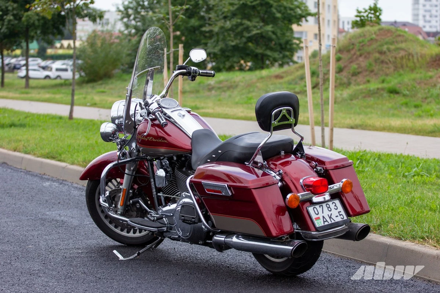«Этот мотоцикл – большая мамочка»: история покупки Harley Davidson Road King из США
