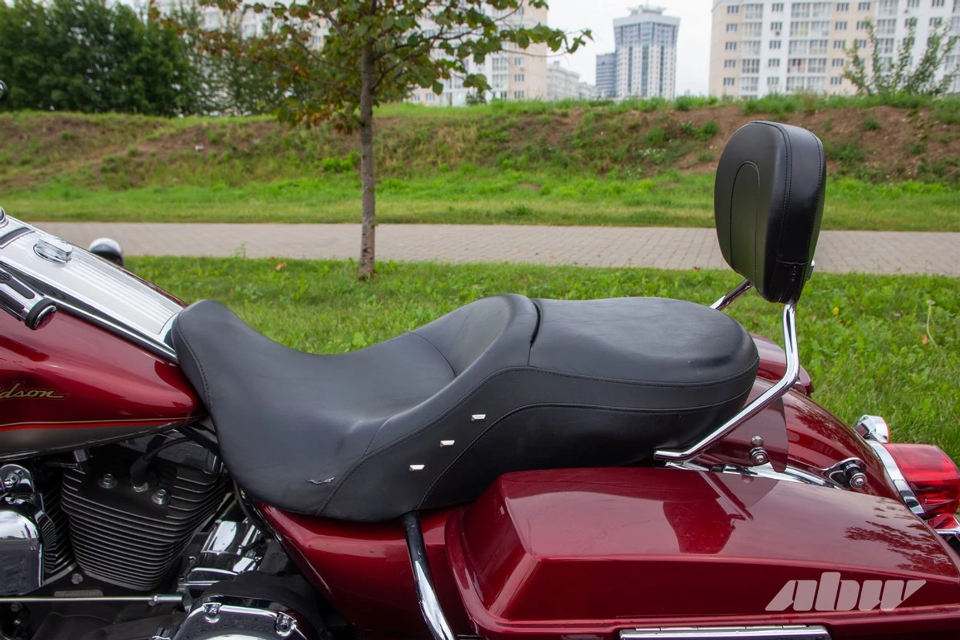 «Этот мотоцикл – большая мамочка»: история покупки Harley Davidson Road King из США