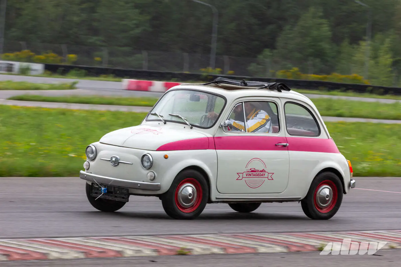 «Ему 53 года, но все же это иномарка»: история пригона и эксплуатации Fiat 500 в Беларуси