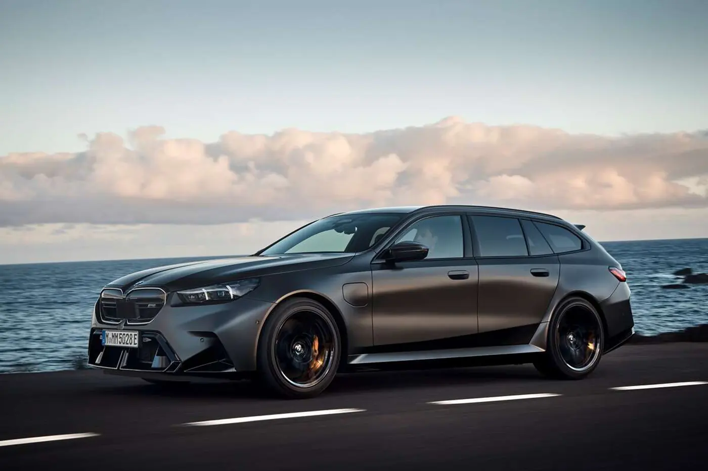 Возвращение мощного «сарая»: BMW M5 снова предложен в кузове универсал