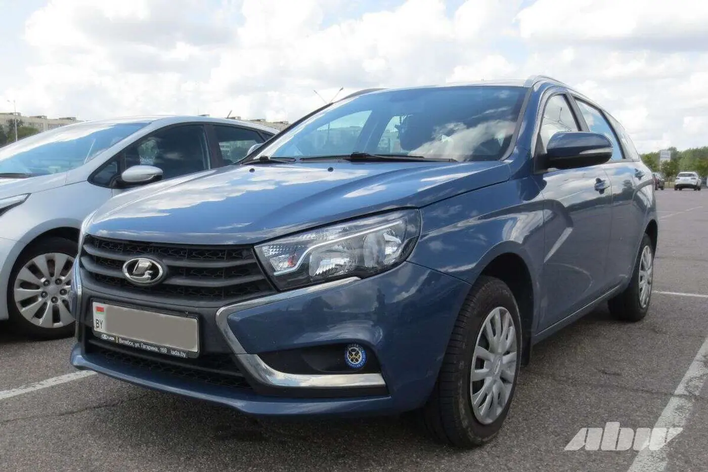 Lada_Vesta_спереди_слева