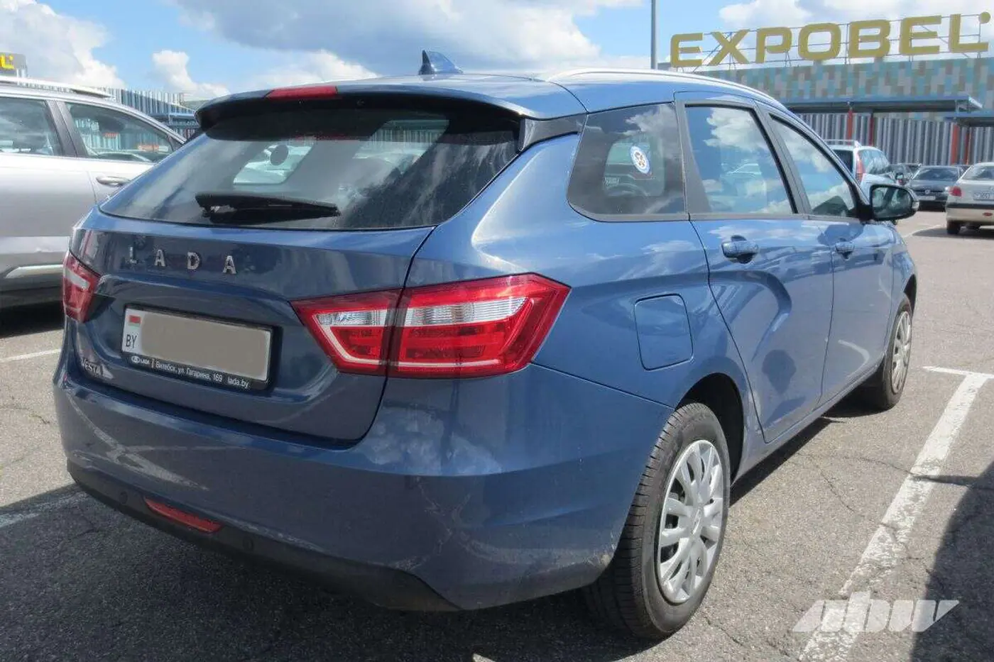 Lada_Vesta_сзади_справа