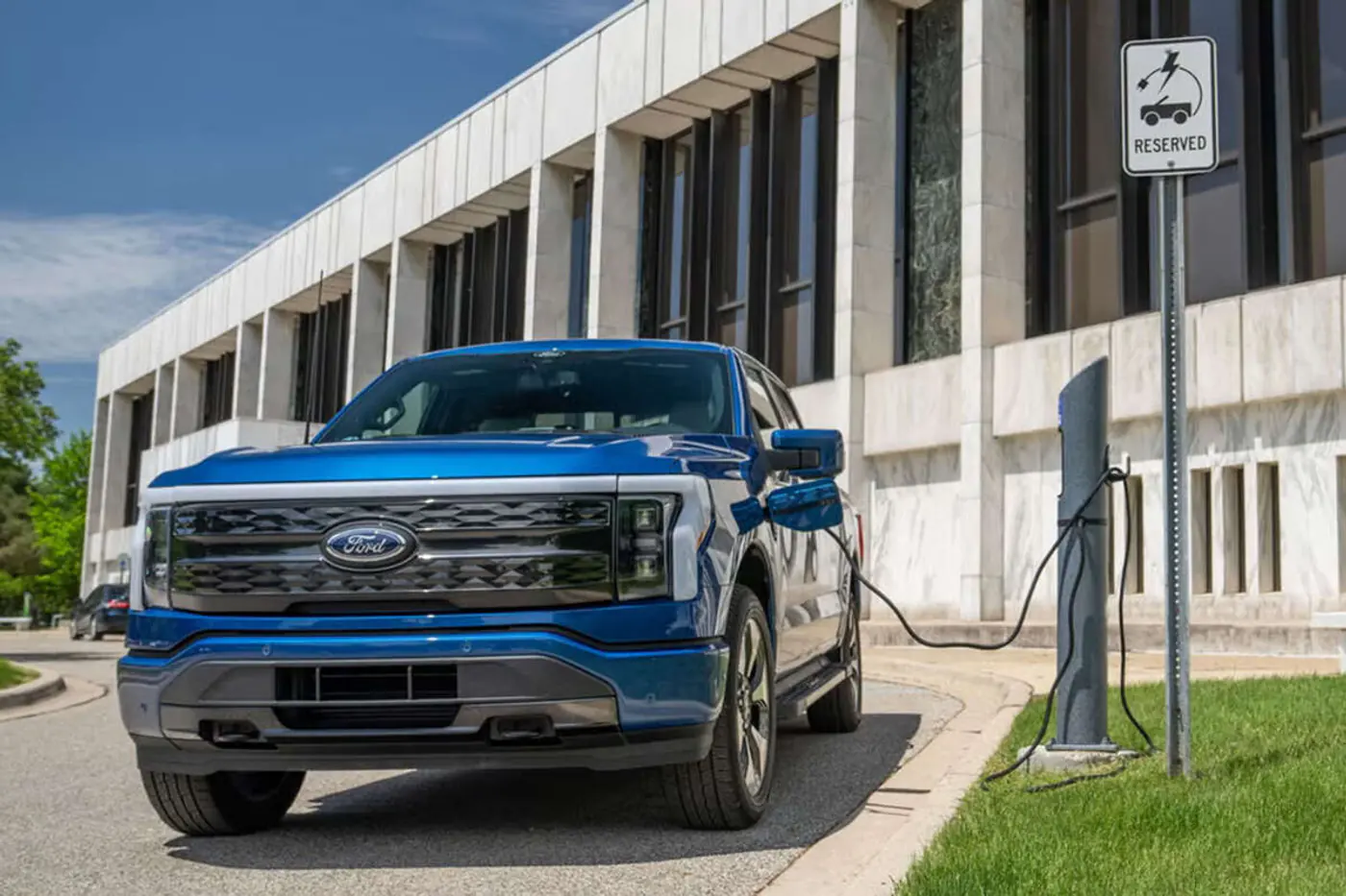 Ford отказывается от электромобилей в пользу гибридов