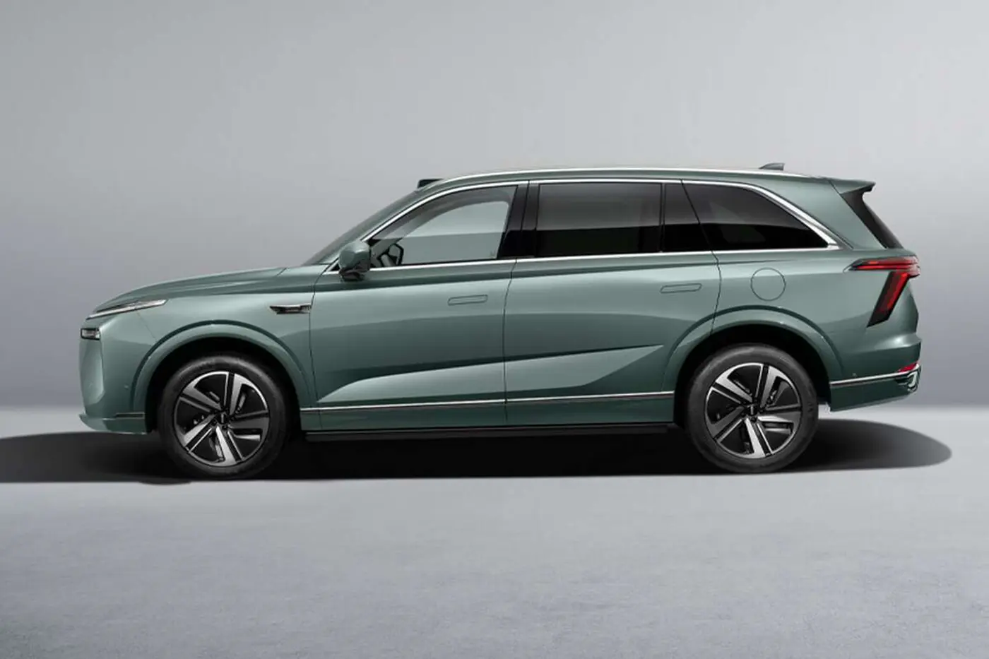 GWM представила кроссовер Blue Mountain с дальностью хода на электротяге до 220 км