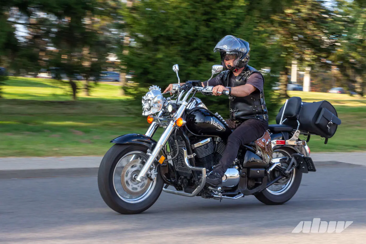 «Жена не хотела мотоцикл, а теперь ее не согнать с него»: отзыв владельца Kawasaki Vulcan