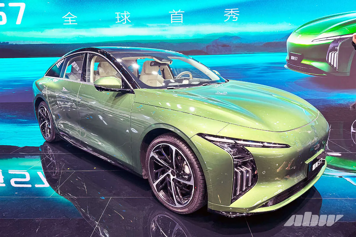 В Китае начались продажи электрического лифтбека Dongfeng Forthing S7