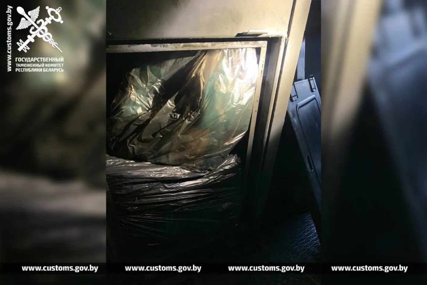 Помощник машиниста локомотива попался на контрабанде шин