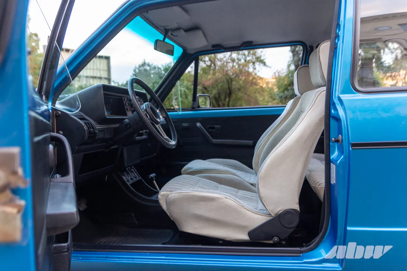 Даже «бриф» сохранился: история восстановления 41-летнего VW Golf Mk1