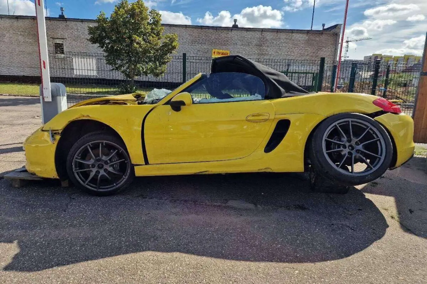 За сколько ушел с аукциона разбитый Porsche Boxster