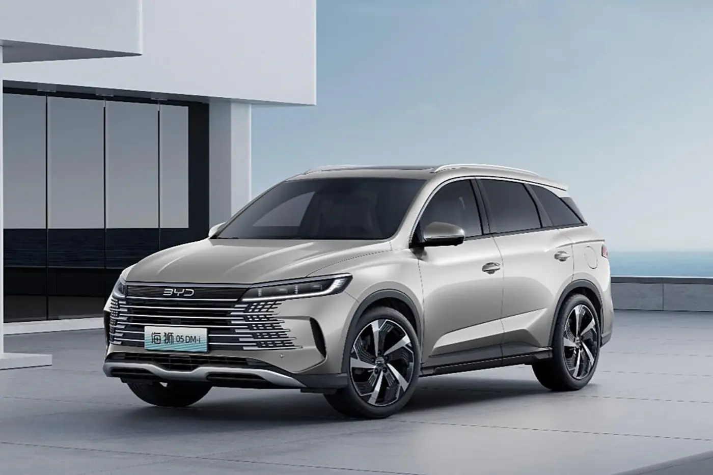 Запас хода в 2000 км: BYD показал первые фото нового гибридного кроссовера