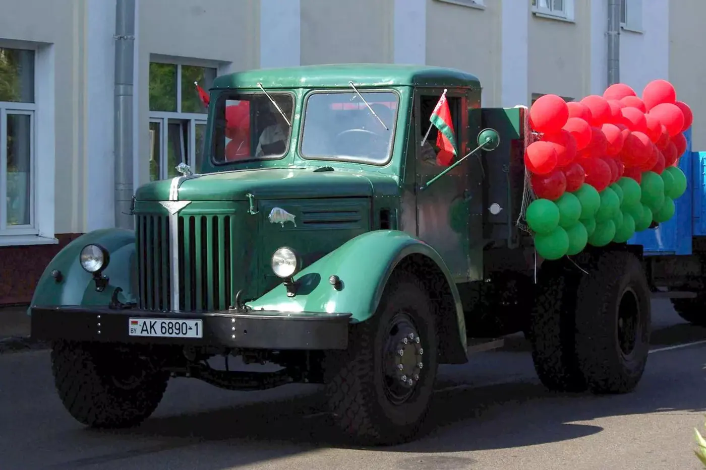 В Беларуси отреставрировали простоявший 20 лет на постаменте МАЗ-205