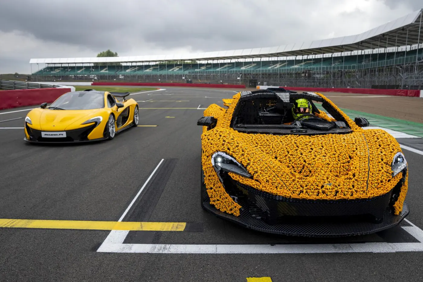 На создание модели McLaren P1 Lego в масштабе 1:1 ушло 8 тысяч часов