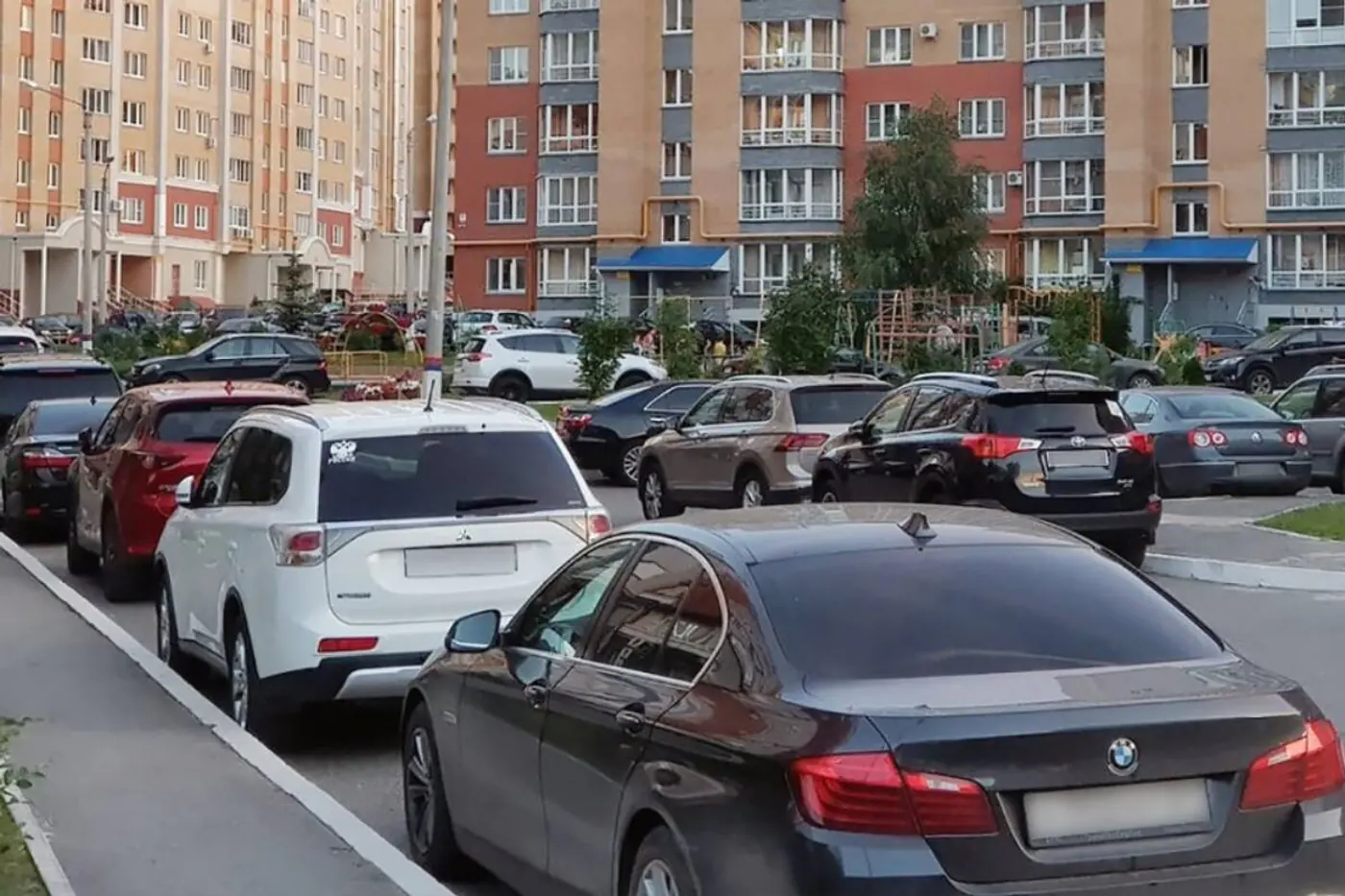 Страсти по парковке: как реагировать на записку под дворником?