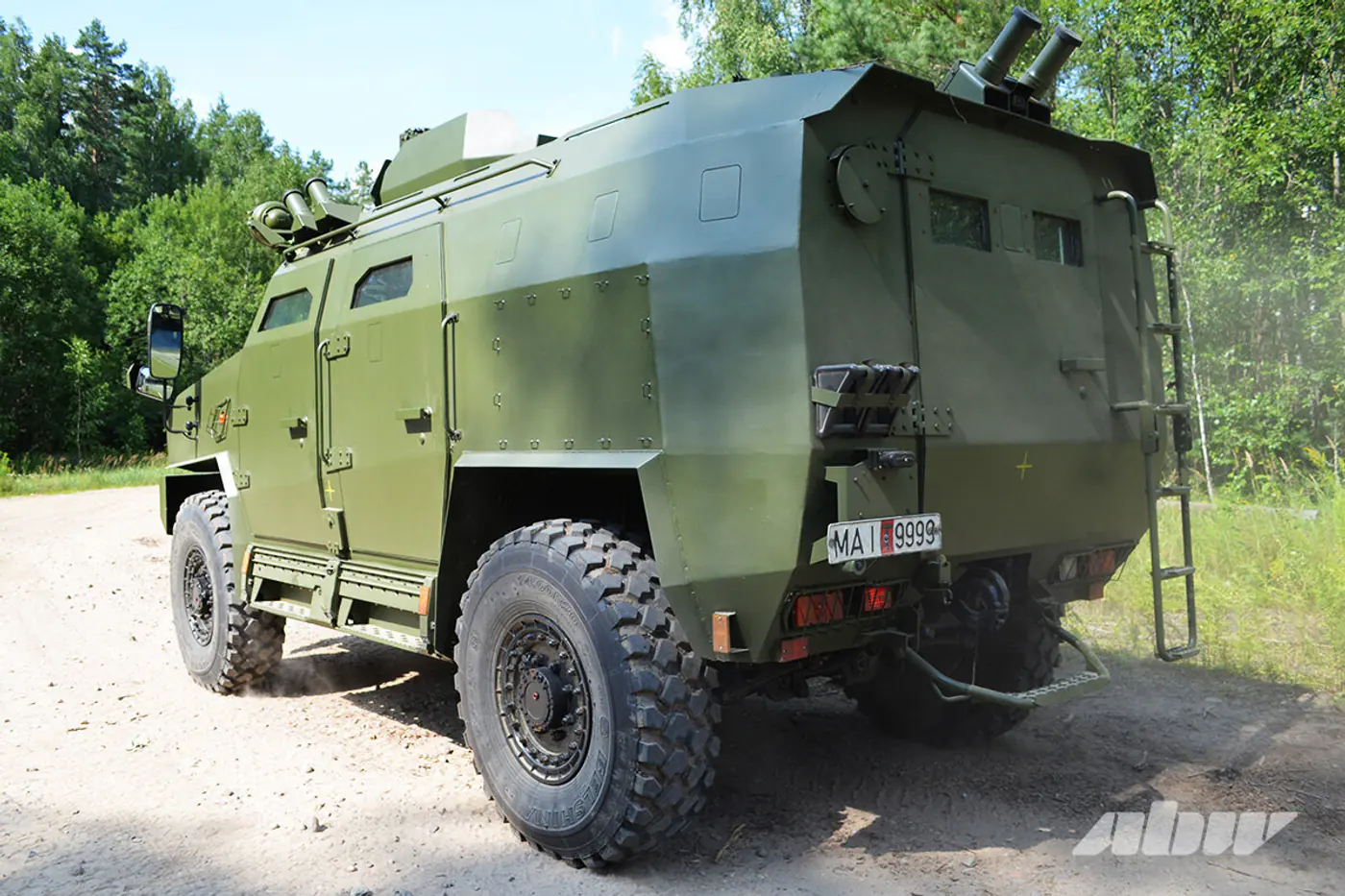 Это мощь: тест-драйв легкобронированного автомобиля Volat