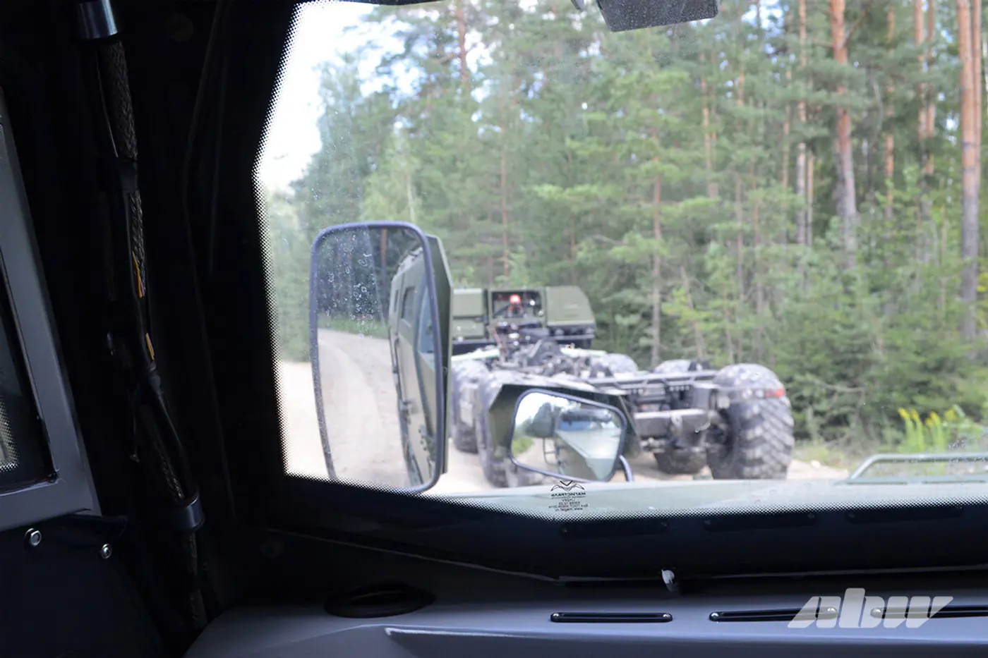 Это мощь: тест-драйв легкобронированного автомобиля Volat