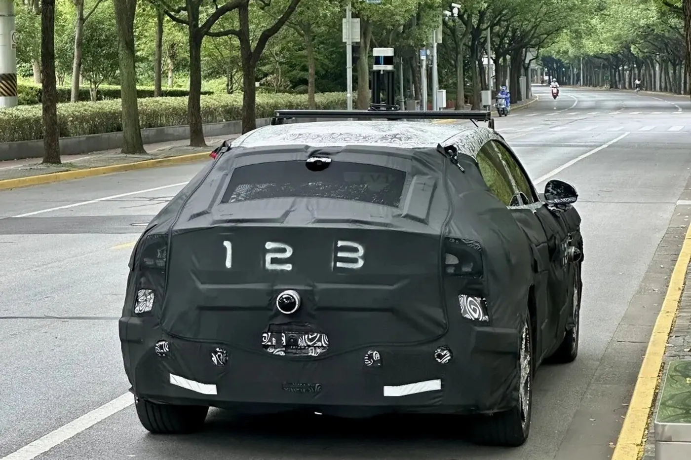 Кроссовер Xiaomi: Ferrari Purosangue в камуфляже и с множеством камер
