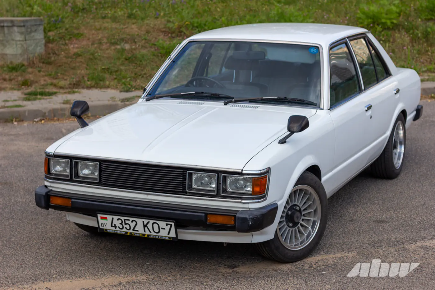 «Стояла среди тракторов, в салоне жили мыши»: праворульная Toyota Carina и ее восстановление