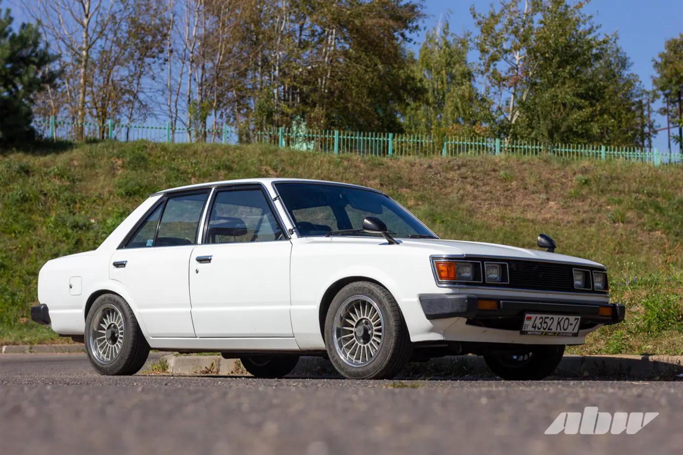 «Стояла среди тракторов, в салоне жили мыши»: праворульная Toyota Carina и ее восстановление