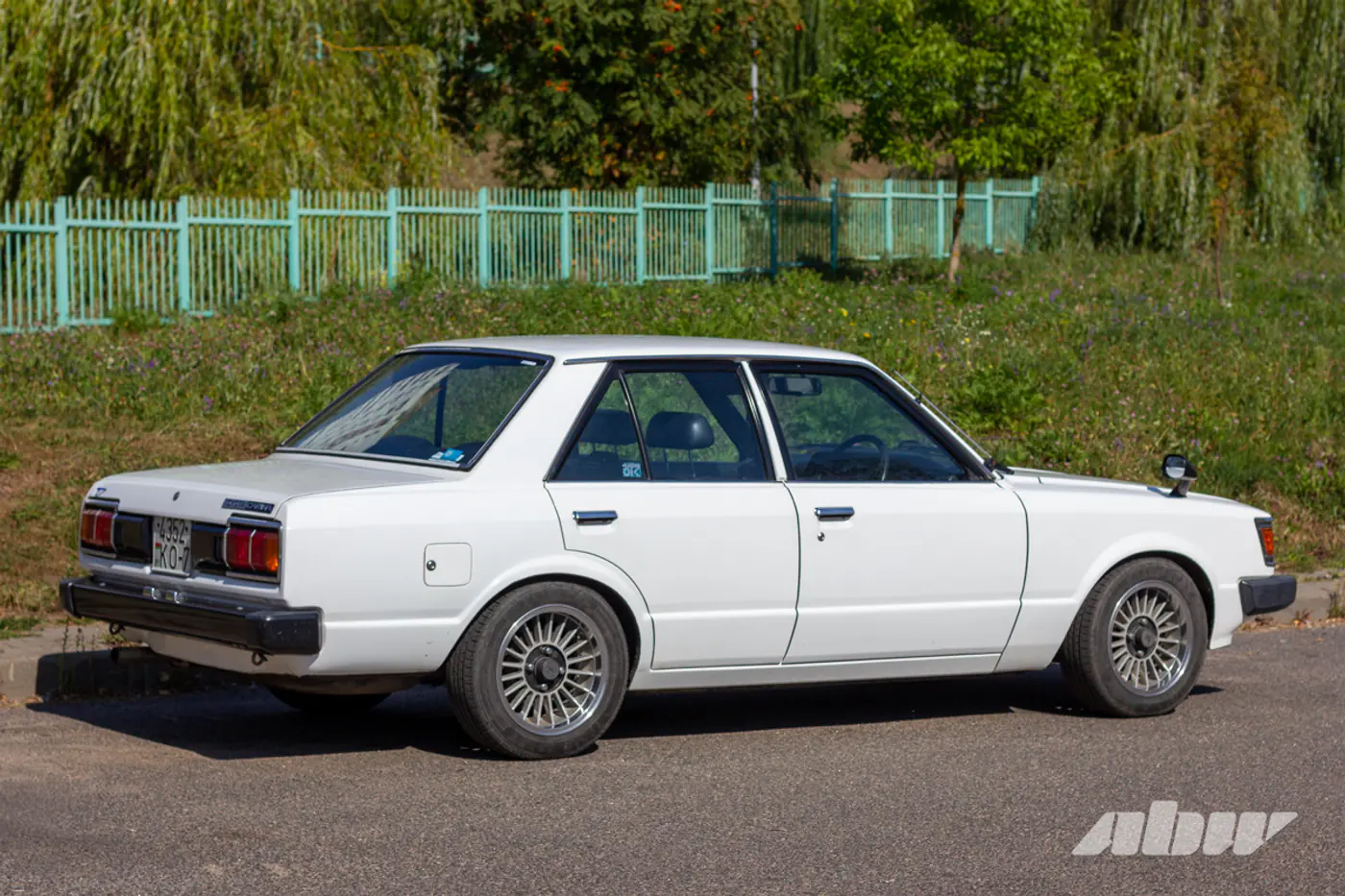 «Стояла среди тракторов, в салоне жили мыши»: праворульная Toyota Carina и ее восстановление