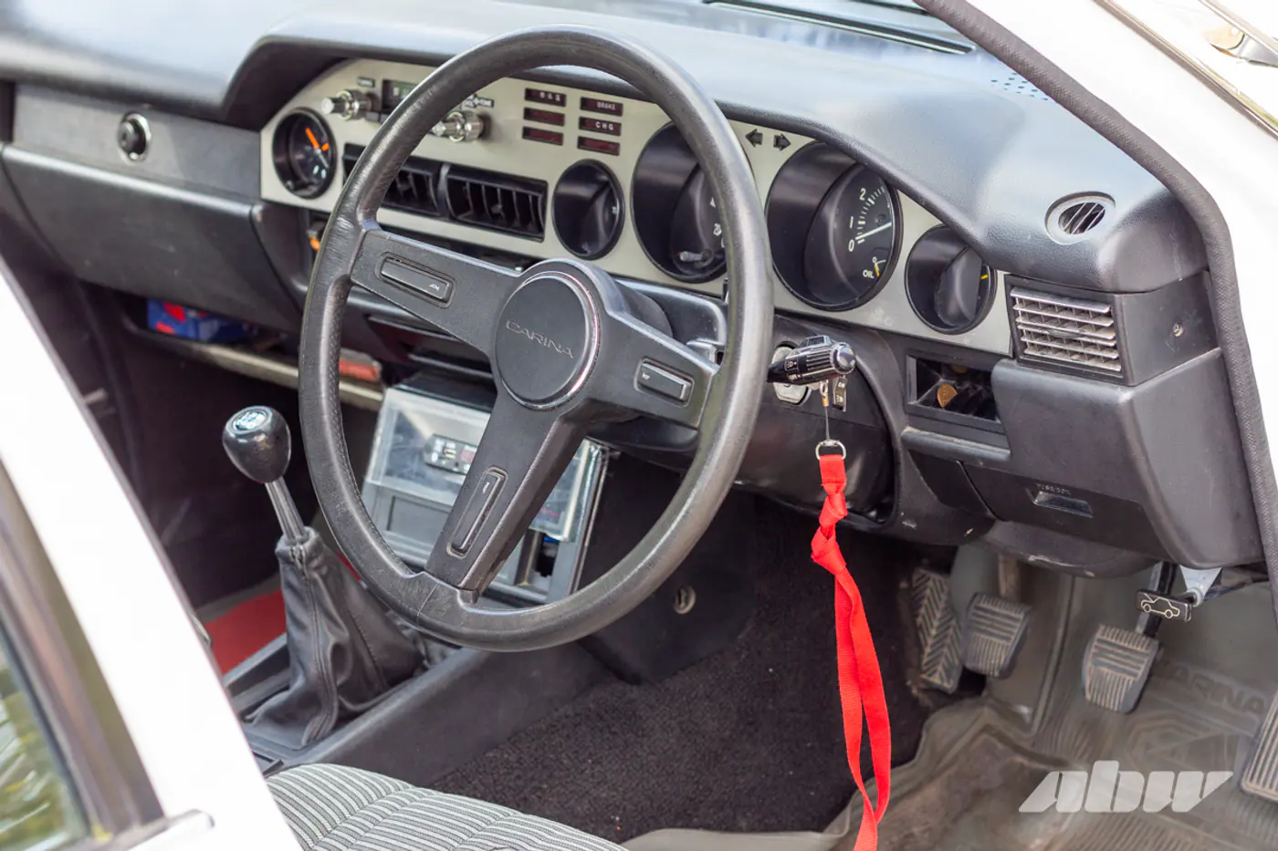«Стояла среди тракторов, в салоне жили мыши»: праворульная Toyota Carina и ее восстановление
