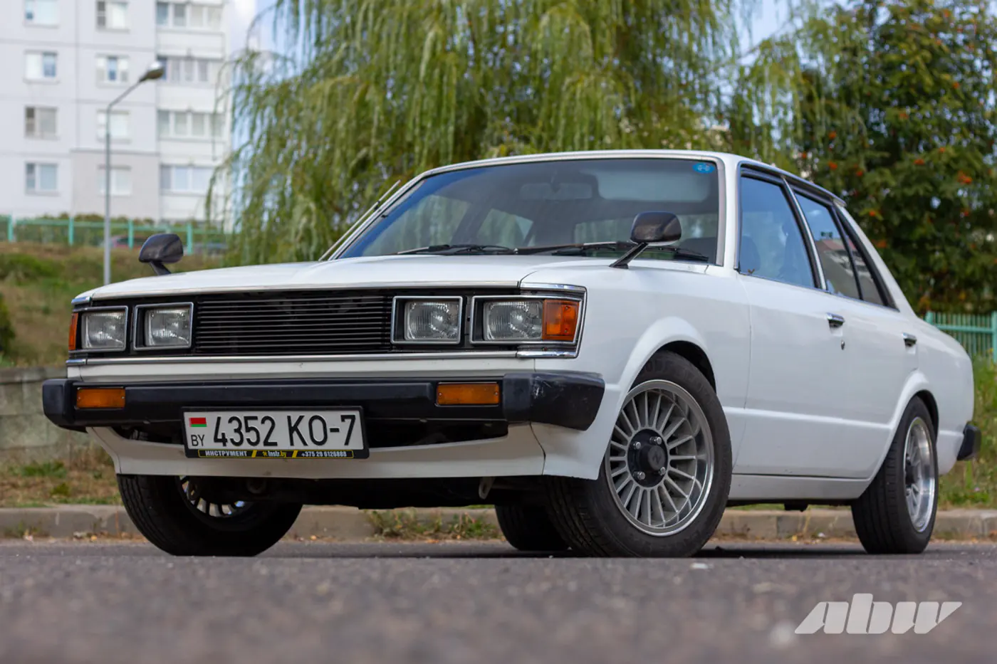 «Стояла среди тракторов, в салоне жили мыши»: праворульная Toyota Carina и ее восстановление