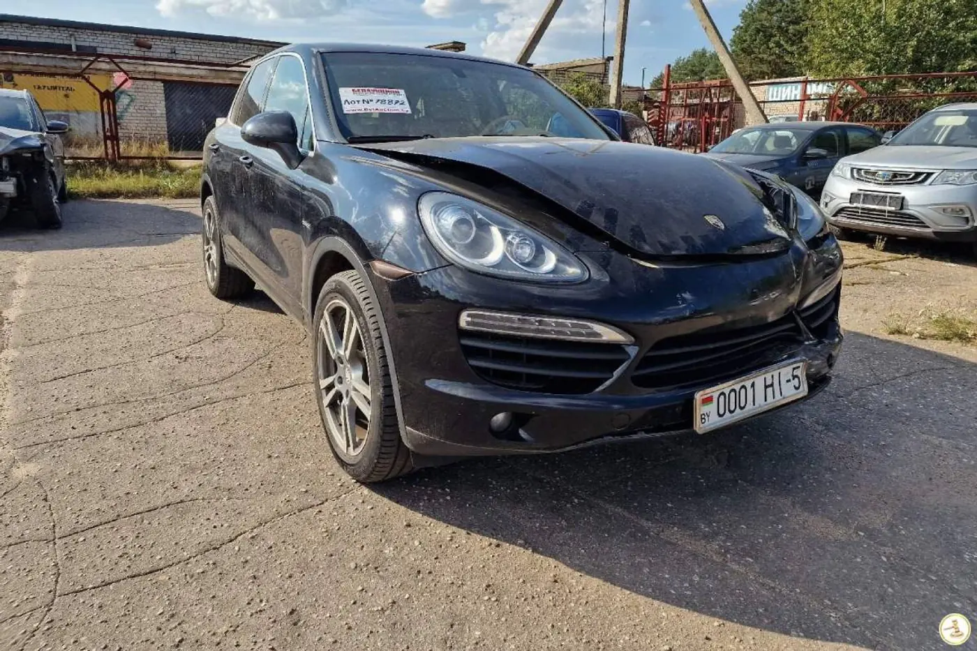 На белорусском аукционе идут азартные торги за аварийный Porsche Cayenne