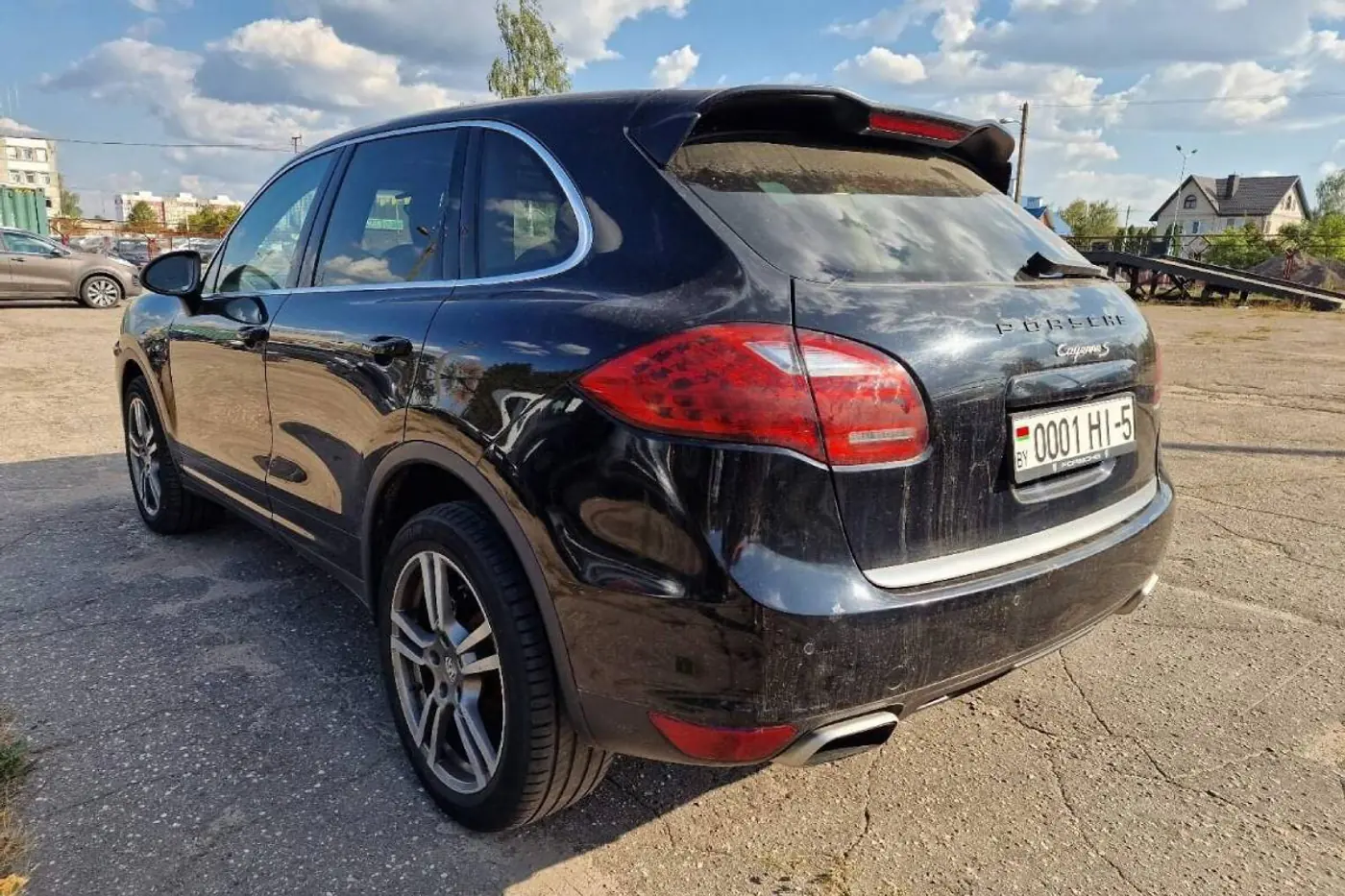На белорусском аукционе идут азартные торги за аварийный Porsche Cayenne