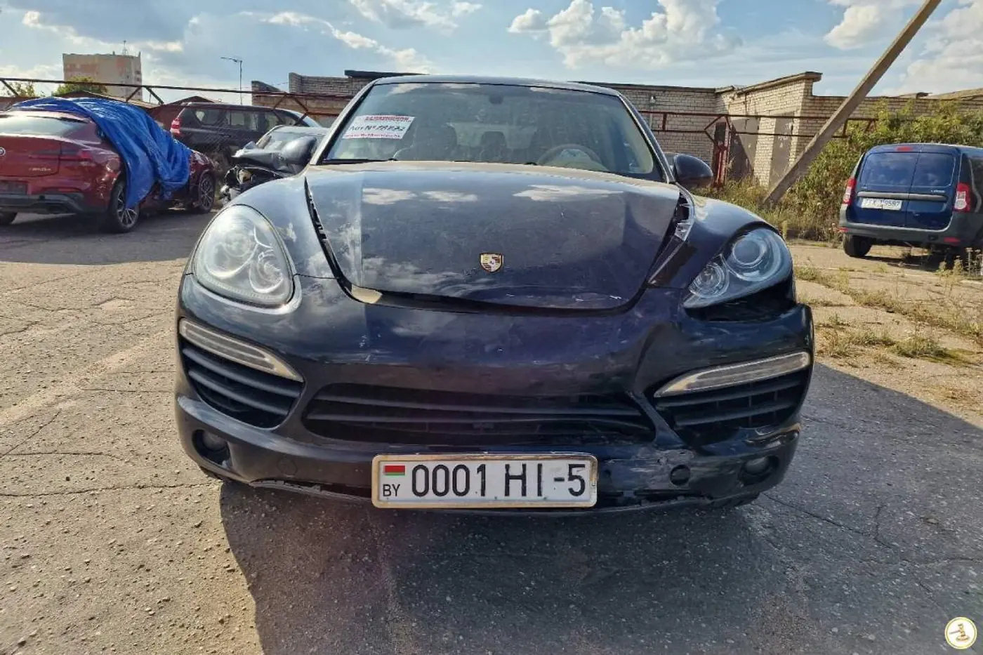 На белорусском аукционе идут азартные торги за аварийный Porsche Cayenne