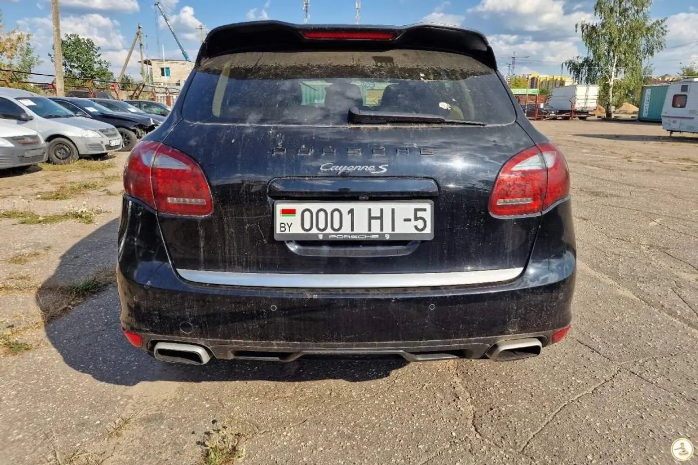 На белорусском аукционе идут азартные торги за аварийный Porsche Cayenne