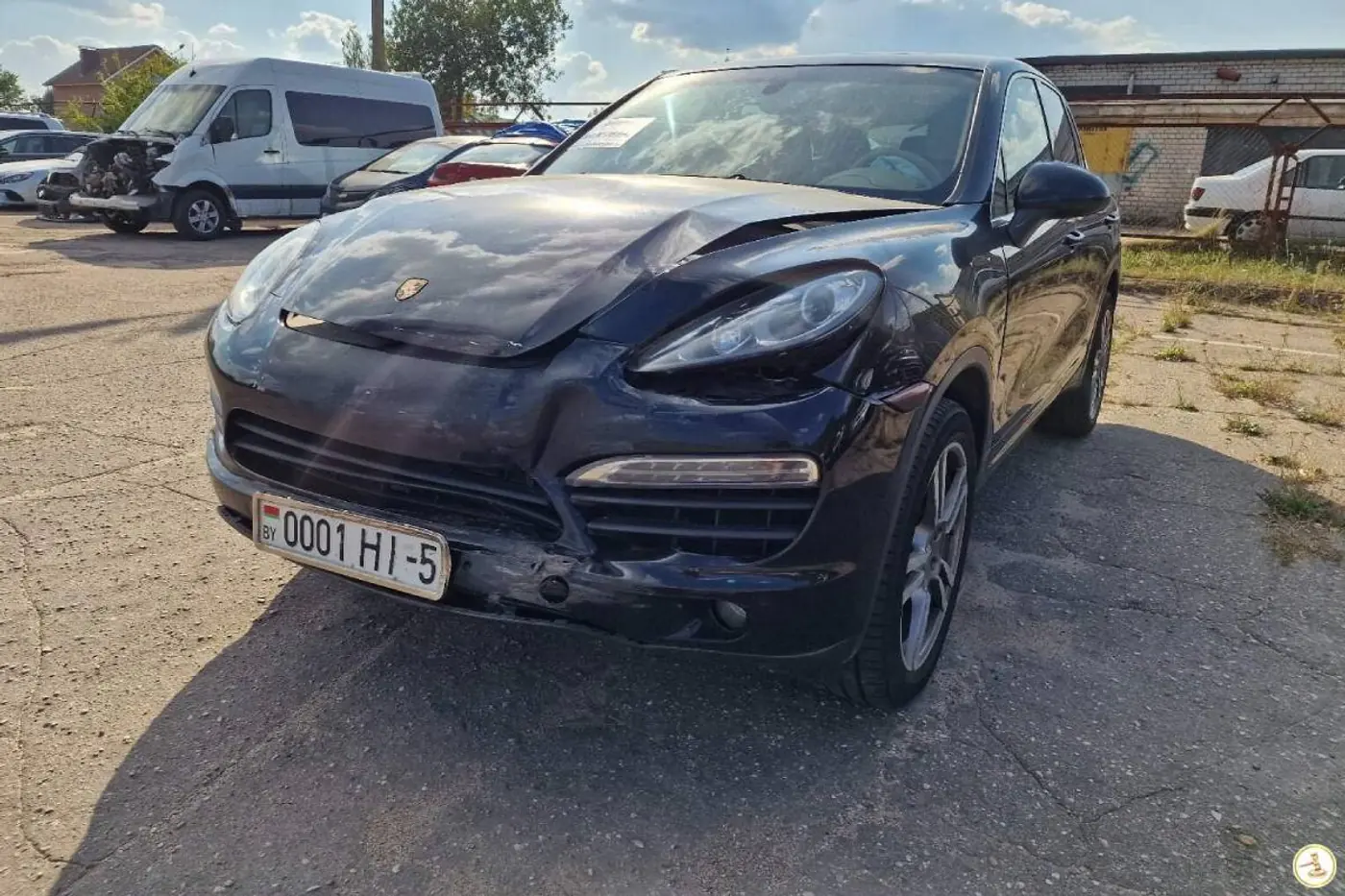На белорусском аукционе идут азартные торги за аварийный Porsche Cayenne