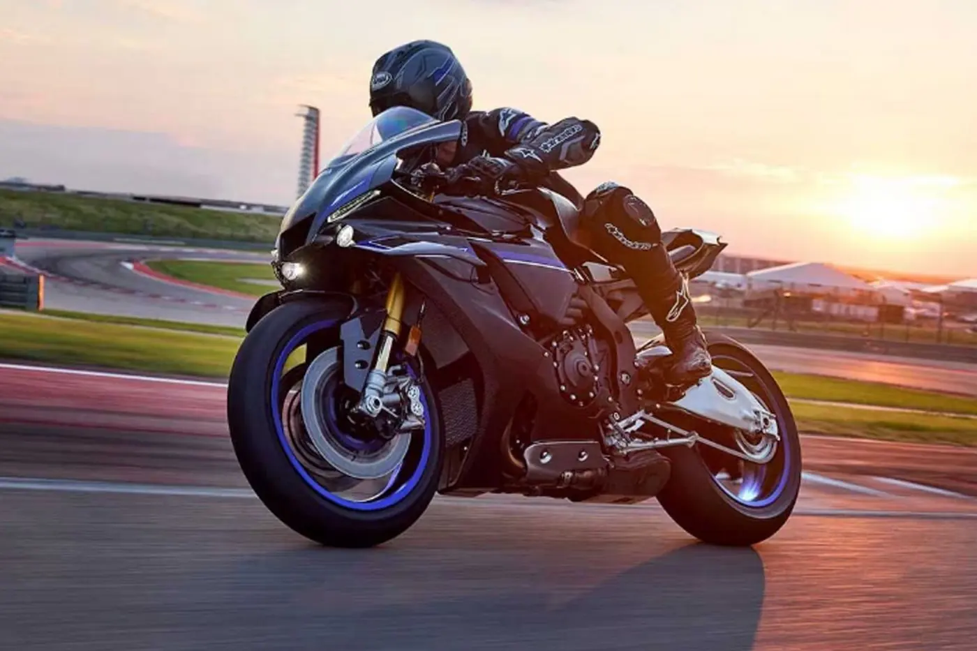 Yamaha обновила YZF в версии R1 с карбоновыми крыльями в стиле MotoGP