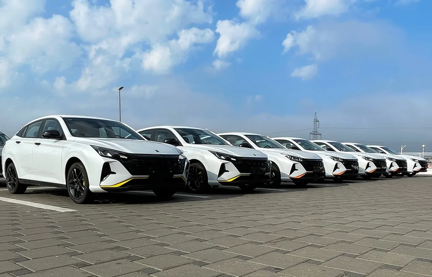 Бьет рекорд! За седаном Dongfeng со скидкой выстроились очереди. Авто в наличии и кредит без аванса