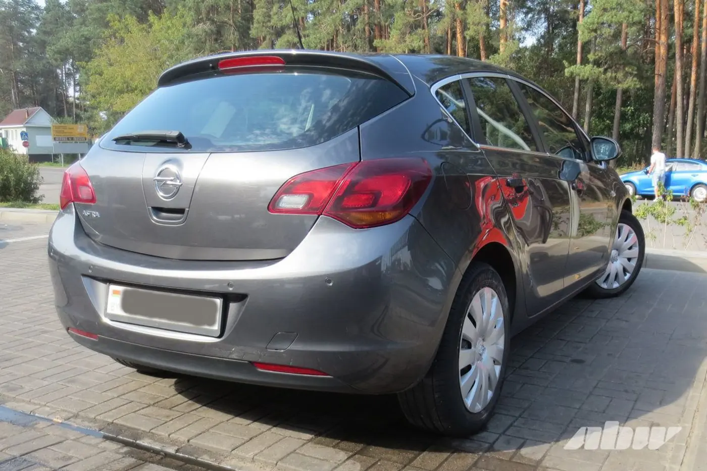 Opel_Astra_сзади_справа